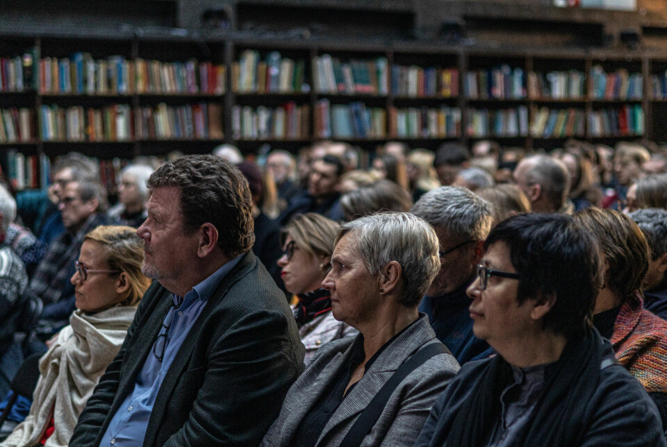 Da Gérard Biard holdt tale i forbindelse med Human-Etisk forbunds «Øverland-foredrag» i Oslo, satt kona Camille på første rad (til venstre). Til tross for at de fleste ventet lenge i kulden for å komme gjennom sikkerhetskontrollen, var hovedsalen på det gamle biblioteket full til randen.