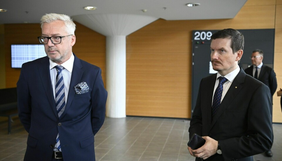 Helsingin Sanomats sjefredaktør Kaius Niemi (til høyre), sammen med advokat Kai Kotiranta.