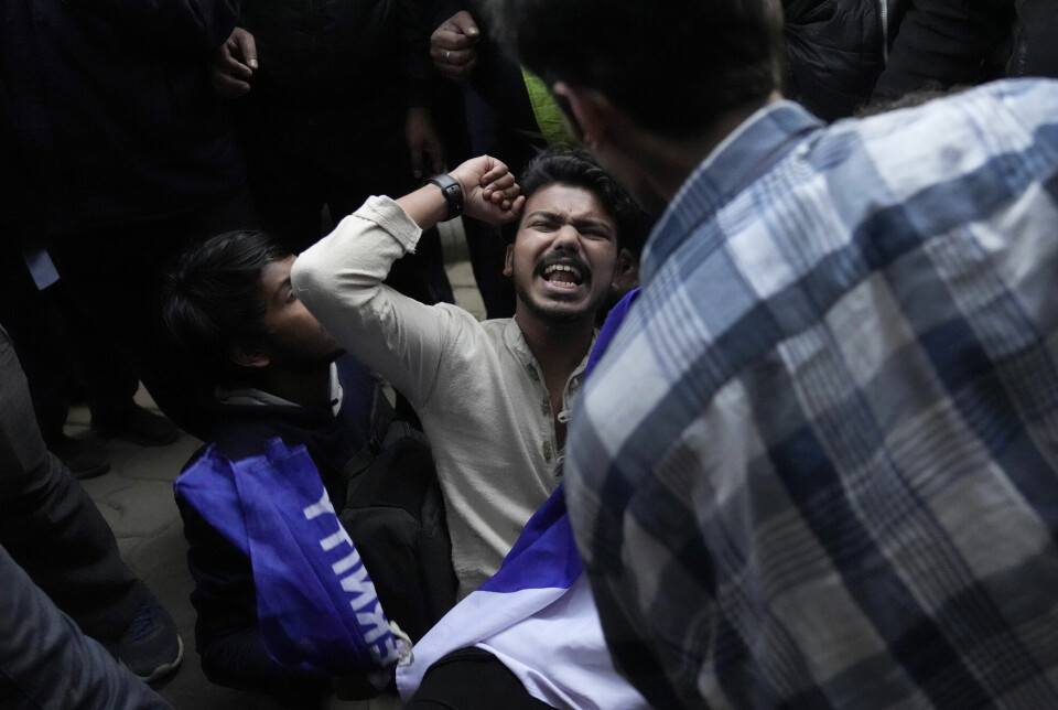 En student roper slagord mot regjeringen i New Delhi fredag.