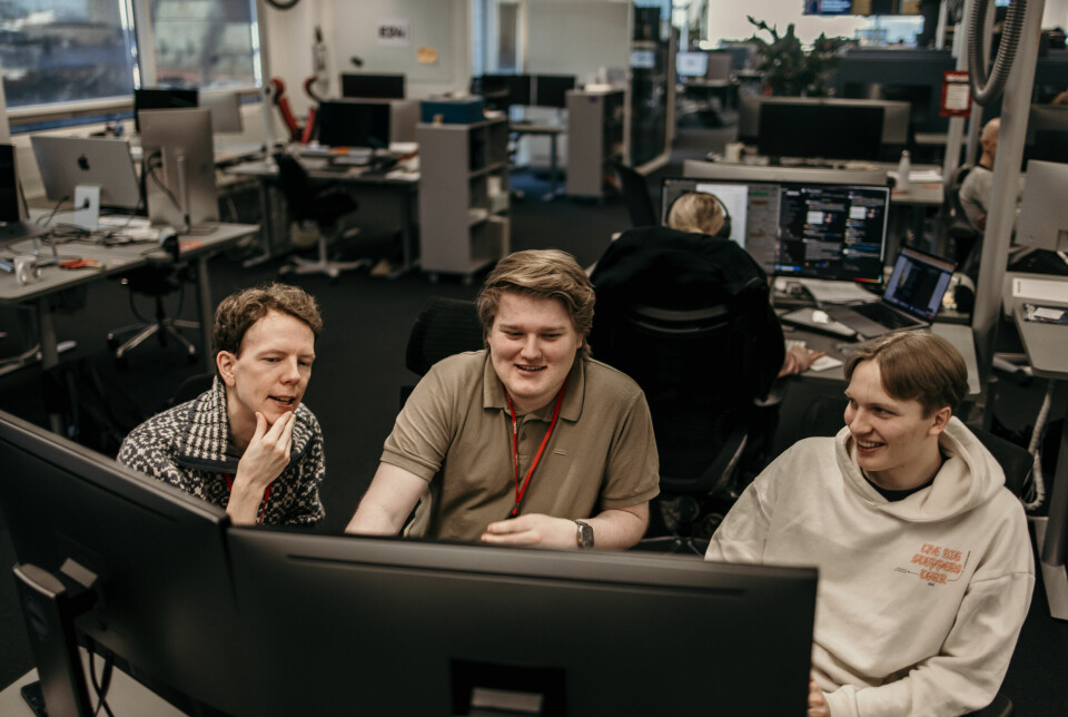 Leder for teknologi i VG, Johannes Gorset, her sammen med Johannes Andersen og lærling Edvard Høiby, er glade for å ha laget et program som kan hjelpe journalister i arbeidshverdagen.