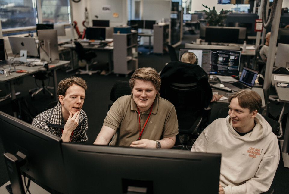 Leder for teknologi i VG, Johannes Gorset, her sammen med Johannes Andersen og lærling Edvard Høiby, er glade for å ha laget et program som kan hjelpe journalister i arbeidshverdagen. Leder for teknologi i VG, Johannes Gorset, her sammen med Johannes Andersen og lærling Edvard Høiby, er glade for å ha laget et program som kan hjelpe journalister i arbeidshverdagen.