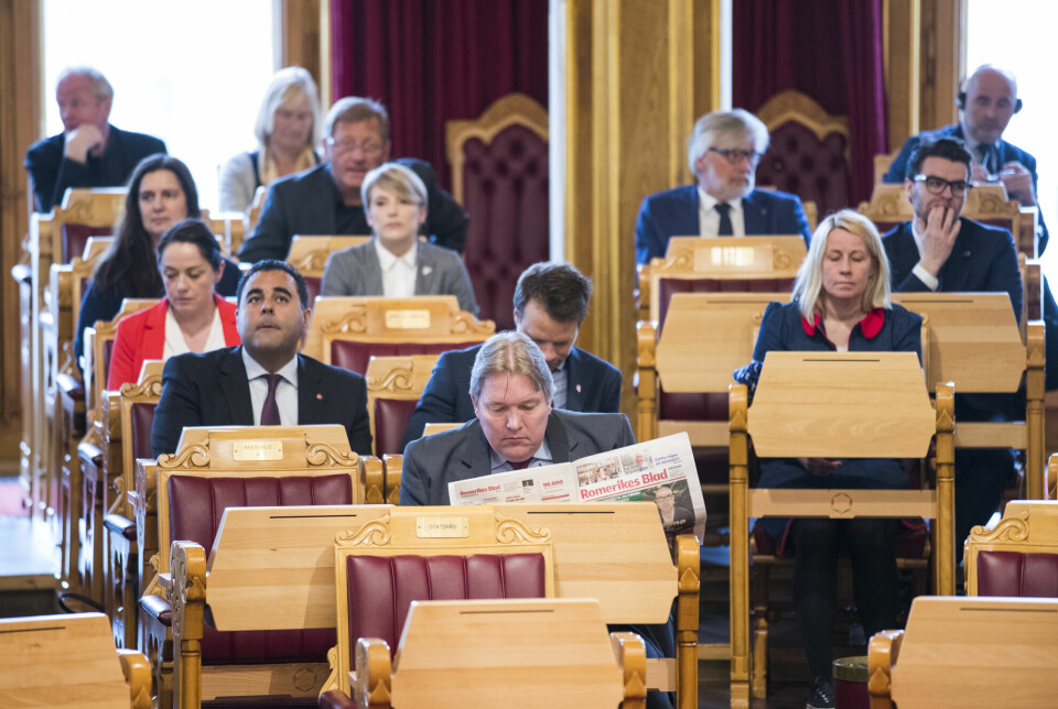 Stortingsrepresentant Sverre Myrli leser papirutgaven Romerikes Blad i stortingssalen. Bildet er fra 2018.