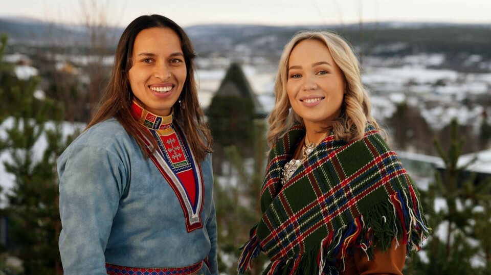 Naima Khan Nergård (t.v.) og Agnete Saba leder NRK-sending på samenes nasjonaldag.