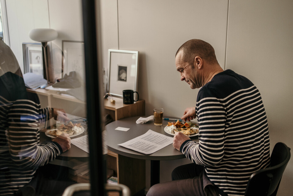 Siste innspurt før deadline: Samfunnsredaktør Bjarne Riiser Gundersen leser mens han spiser lunsj.
