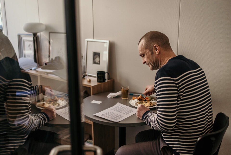 Siste innspurt før deadline: Samfunnsredaktør Bjarne Riiser Gundersen leser mens han spiser lunsj. Siste innspurt før deadline: Samfunnsredaktør Bjarne Riiser Gundersen leser mens han spiser lunsj.