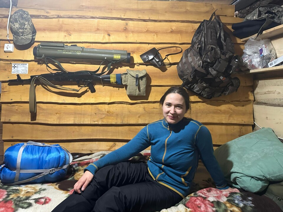 Nora Savosnick sitter i senga hun har fått tildelt i skyttergraven ved den ukrainske grensa. Nora Savosnick sitter i senga hun har fått tildelt i skyttegraven. Oppholdet var svært komfortabelt ettersom soldatene hadde bygget hytter på grensen.