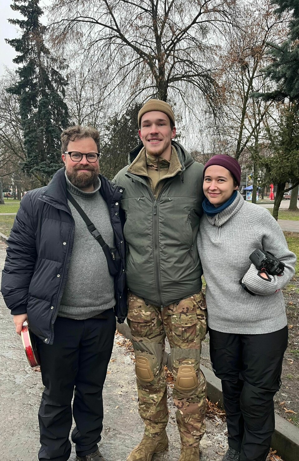 Per Christian Selmer-Anderssen og Nora Savosnick i Ukraina. Vi møtte Anton få dager før invasjonen i Kharkiv, der han var luftvernskadett for en sak i Forsvarets forum. Ett år senere møtte vi ham ved grensen til Belarus.