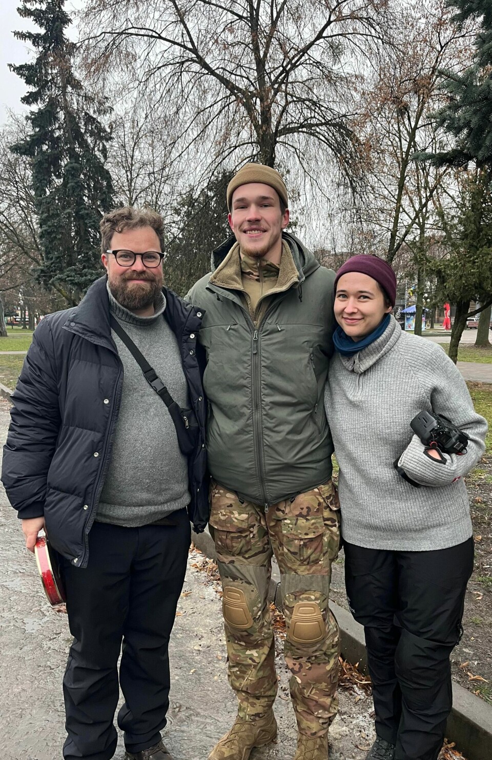 Per Christian Selmer-Anderssen og Nora Savosnick møtte Anton få dager før invasjonen i Kharkiv, der han var luftvernskadett. Ett år senere møtte de ham ved grensen til Belarus. Per Christian Selmer-Anderssen og Nora Savosnick i Ukraina. Vi møtte Anton få dager før invasjonen i Kharkiv, der han var luftvernskadett for en sak i Forsvarets forum. Ett år senere møtte vi ham ved grensen til Belarus.