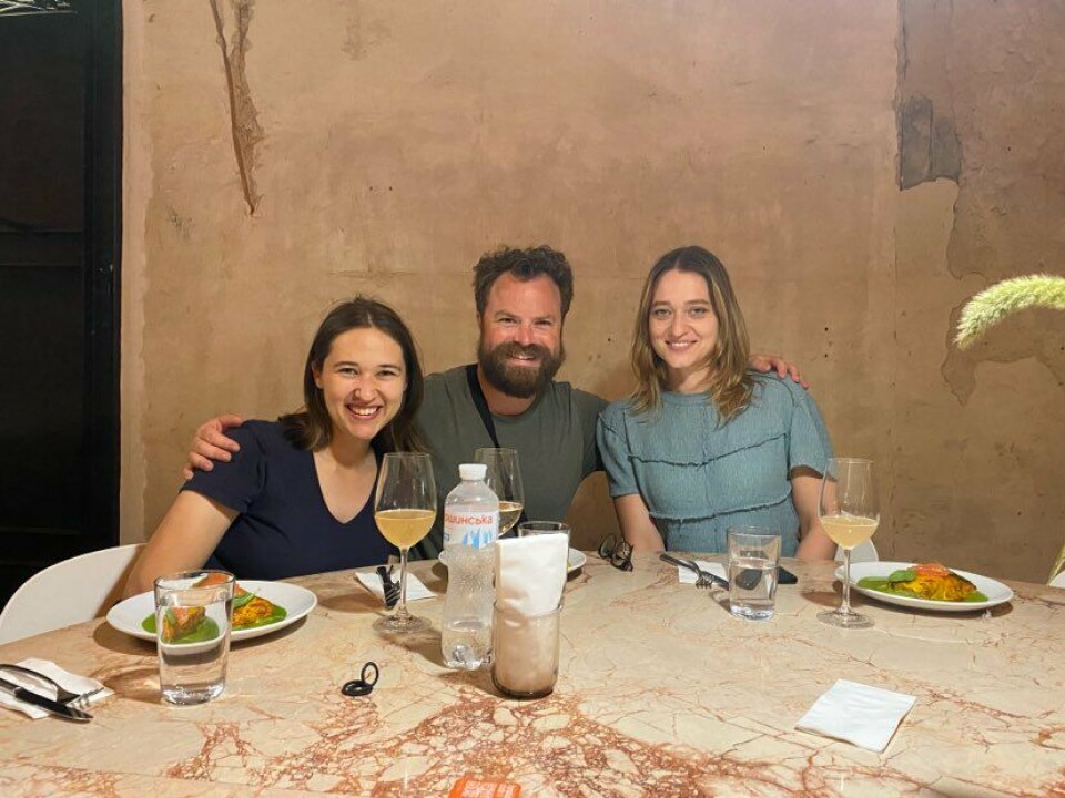 Nora Savosnick og Per Christian Selmer-Anderssen sammen med deres faste fikser Rita Borlovska på Ukrainas nasjonaldag i august. Nora Savosnick og Per Christian Selmer-Anderssen sammen med deres faste fikser Rita Borlovska på Ukrainas nasjonaldag i august.