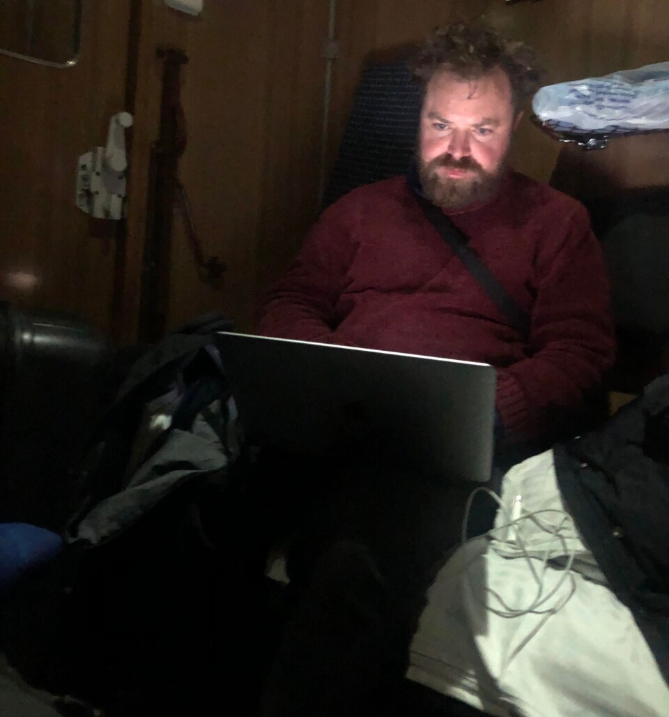 Nora Savosnick og Per Christian Selmer-Anderssen bruker mye tid på tog når de er i Ukraina. Her leverer de en sak fra nattoget fra Kharkiv. Nora Savosnick og Per Christian Selmer-Anderssen bruker mye tid på tog når de er i Ukraina. Her leverer de en sak fra nattoget fra Kharkiv. Per Christian Selmer-Anderssen midten av februar 2022.