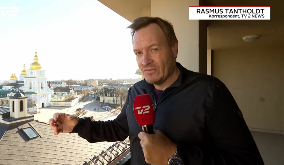 Dansk TV 2s korrespondent Rasmus Tantholdt fikk løpeseddel under døra på hotellrommet søndag ettermiddag.