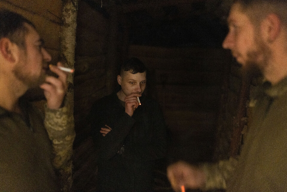 Sergey tar en røykepause i skyttergraven med Petro (32) og Ivan (29). Sergey tar en røykepause i skyttergraven med Petro (32) og Ivan (29).