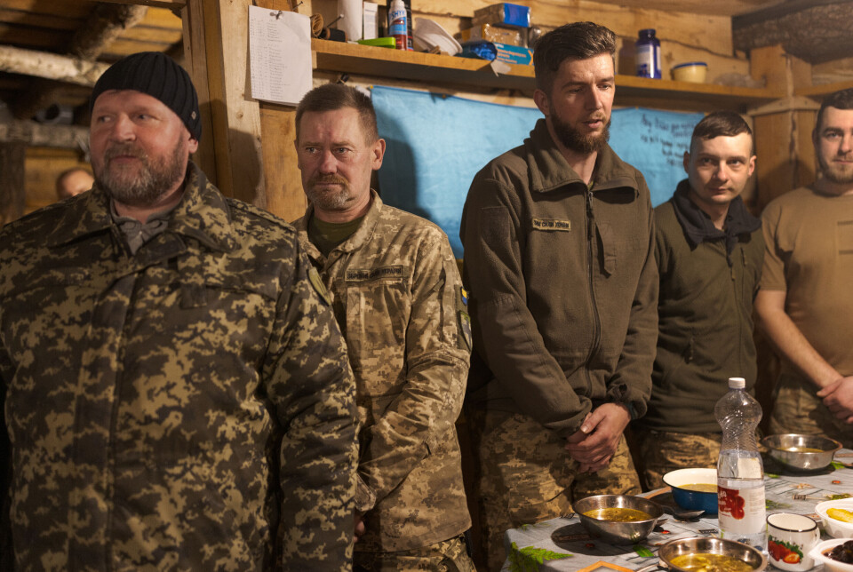 Volodya (to fra venstre) blir rørt mens presten synger religiøse sanger. Volodya (to fra venstre) blir rørt mens presten synger religiøse sanger.