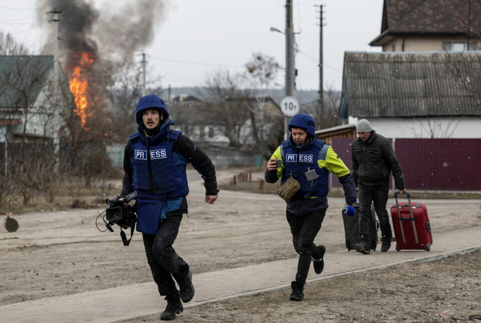 Journalister fotografert utenfor Kyiv i mars 2022.