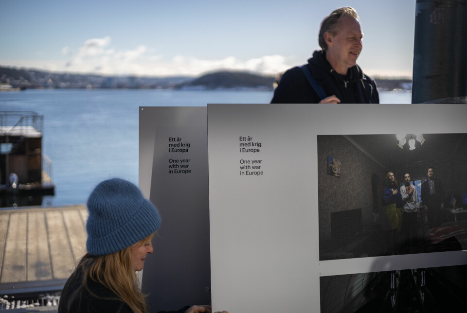 Aftenpostens fotojournalister Monica Strømdahl og Paal Audestad rigger i stand fotoutstilling på Aker Brygge.