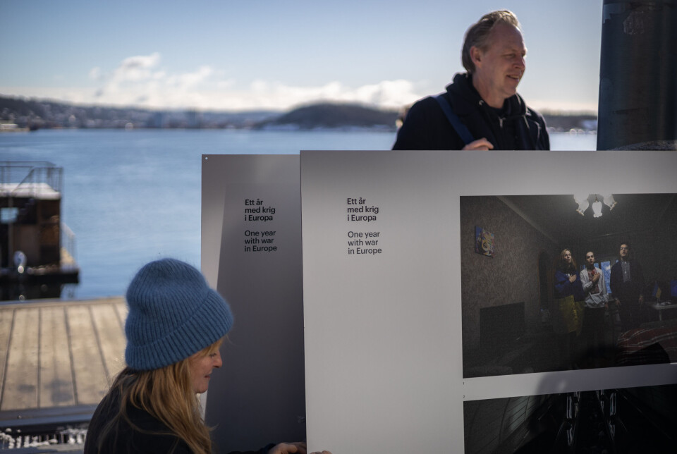 Aftenpostens fotojournalister Monica Strømdahl og Paal Audestad rigger i stand fotoutstilling på Aker Brygge. Aftenpostens fotojournalister Monica Strømdahl og Paal Audestad rigger i stand fotoutstilling på Aker Brygge.