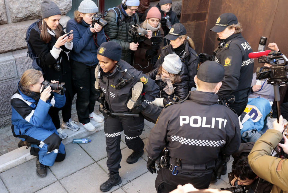 Greta Thunberg bæres bort av politiet etter å ha deltatt i demonstrasjoner i Oslo.