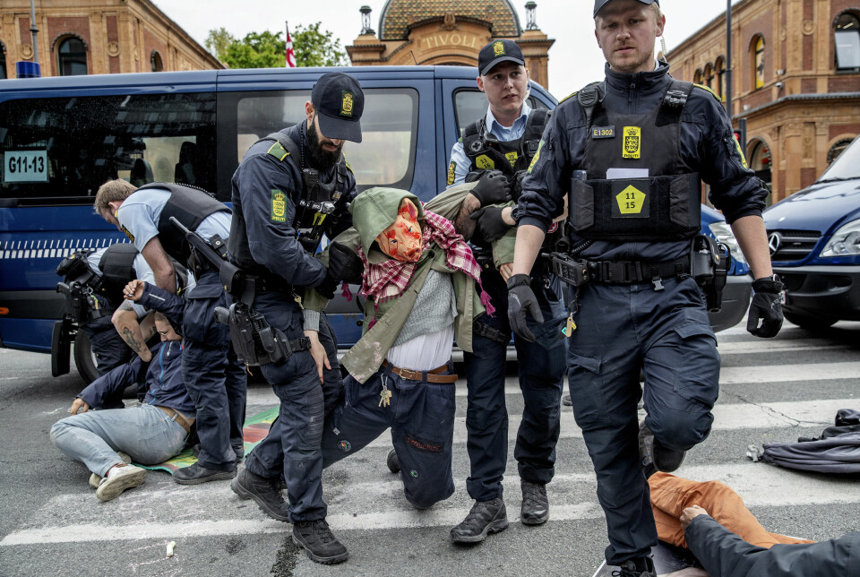 Politiet anholder Animal Rebellion-aktivister i København.