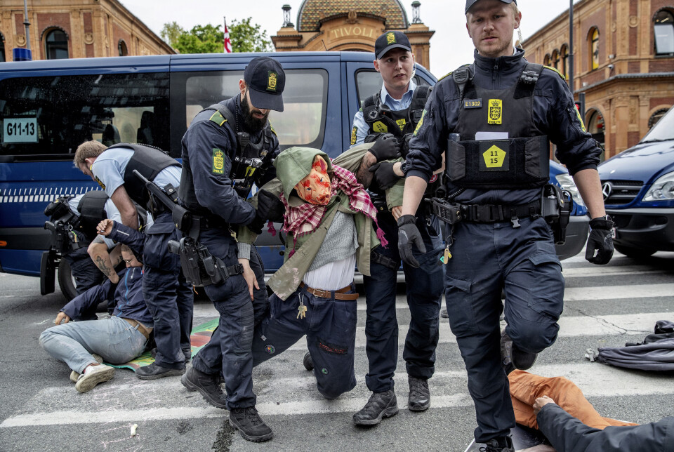 Politiet anholder Animal Rebellion-aktivister i København. Politiet anholder Animal Rebellion-aktivister i København.