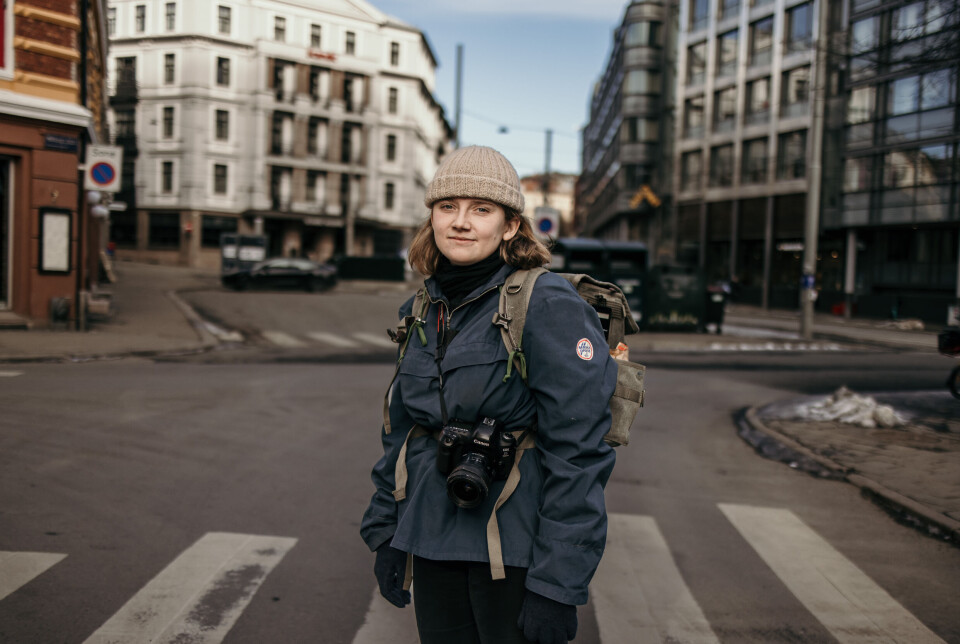 – Jeg har vært veldig bevisst på at jeg ikke går rundt og roper, jeg kler meg anonymt, jeg bruker ikke symboler og jeg lenker meg heller ikke fast, men jeg er jo engasjert i saken og kjenner veldig mange av dem som aksjonerer, forteller Amanda Iversen Orlich. – Jeg har vært veldig bevisst på at jeg ikke går rundt og roper, jeg kler meg anonymt, jeg bruker ikke symboler og jeg lenker meg heller ikke fast, men jeg er jo engasjert i saken og kjenner veldig mange av dem som aksjonerer, forteller Amanda Iversen Orlich.
