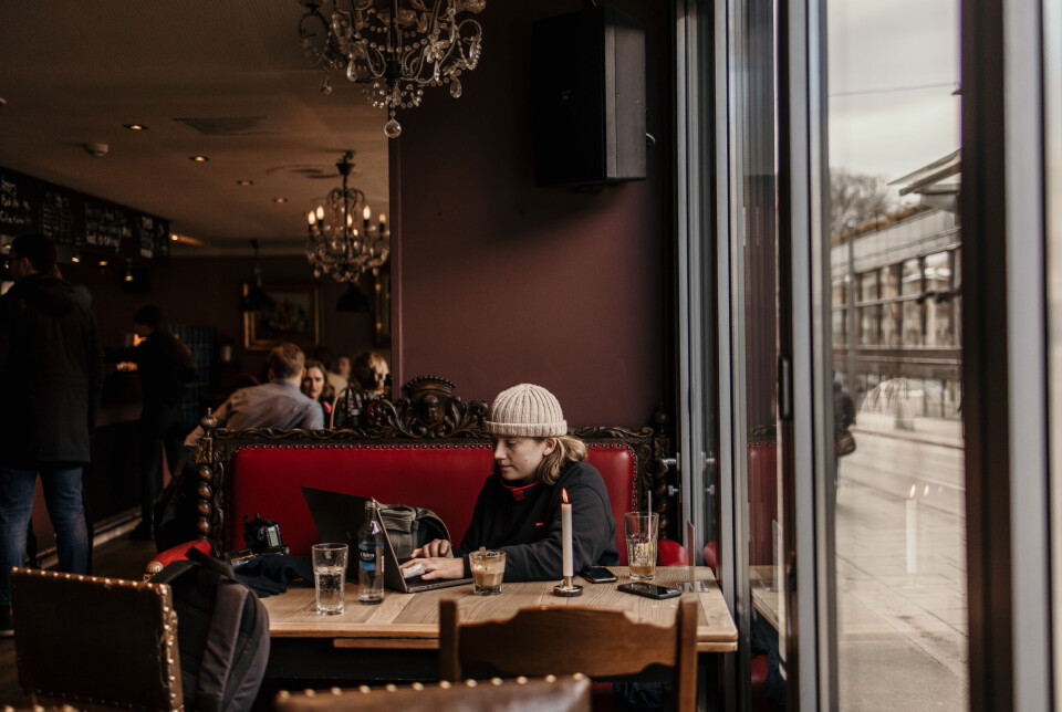 Innimellom må Amanda Iversen Orlich inn på en kafe og sende inn bilder, og få varmen. Innimellom må Amanda Iversen Orlich inn på en kafe og sende inn bilder, og få varmen.