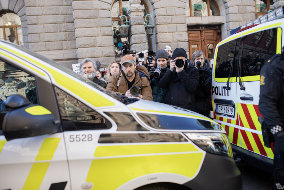Bildet er tatt rett etter at politiet flyttet pressen over på den andre siden av gata, bak politisperringene. Amanda Iversen Orlich ble igjen på innsiden. Bildet er tatt rett etter at politiet flyttet pressen over på den andre siden av gata, bak politisperringene. Amanda Iversen Orlich ble igjen på innsiden.