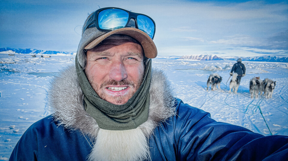 Øyvind Nordahl Næss tar en selfie på havisen nord på Grønland under innspillingen av NRKs dokumentarserien «Jens og Isak på tynn is».