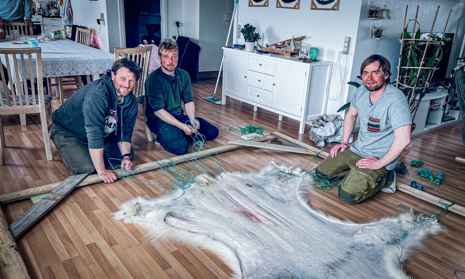 NRK-mannskapet har vært på isbjørnjakt og lærer å behandle skinnet deretter. I systua til lokale Toku Oshima, lærer de etter hvert å lage egne klær av dyreskinn.