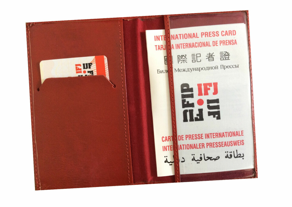 «Noe av det IFJ er kjent for er pressekortet med rødt omslag og en lett gjenkjennelig IFJ-logo som er kjent over hele verden som et upartisk bevis på at innehaveren er en «bona fide» journalist», skriver Ragnar Skre.