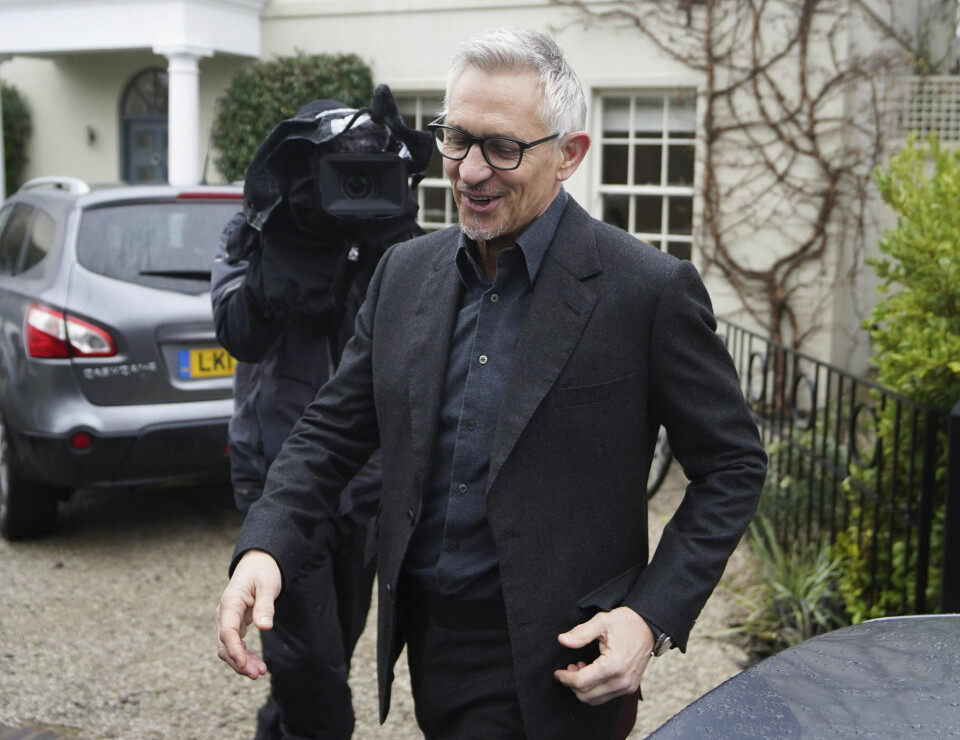 Gary Lineker frykter ikke suspensjon fra BBC etter at han kritiserte den britiske regjeringen over Twitter. Gary Lineker frykter ikke suspensjon fra BBC etter at han kritiserte den britiske regjeringen over Twitter.