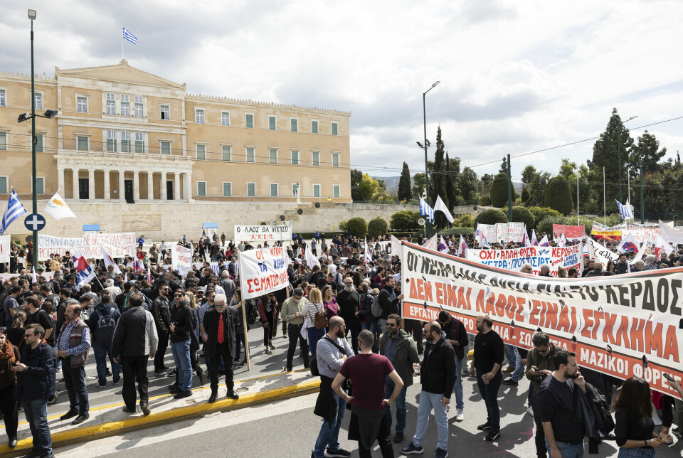 Det har vært flere demonstrasjoner i Hellas etter togulykken 28. februar som krevde 57 menneskeliv. her fra en demonstrasjon 12. mars. Journalister streiker nå i 24 timer og krever en full gransking av ulykken.