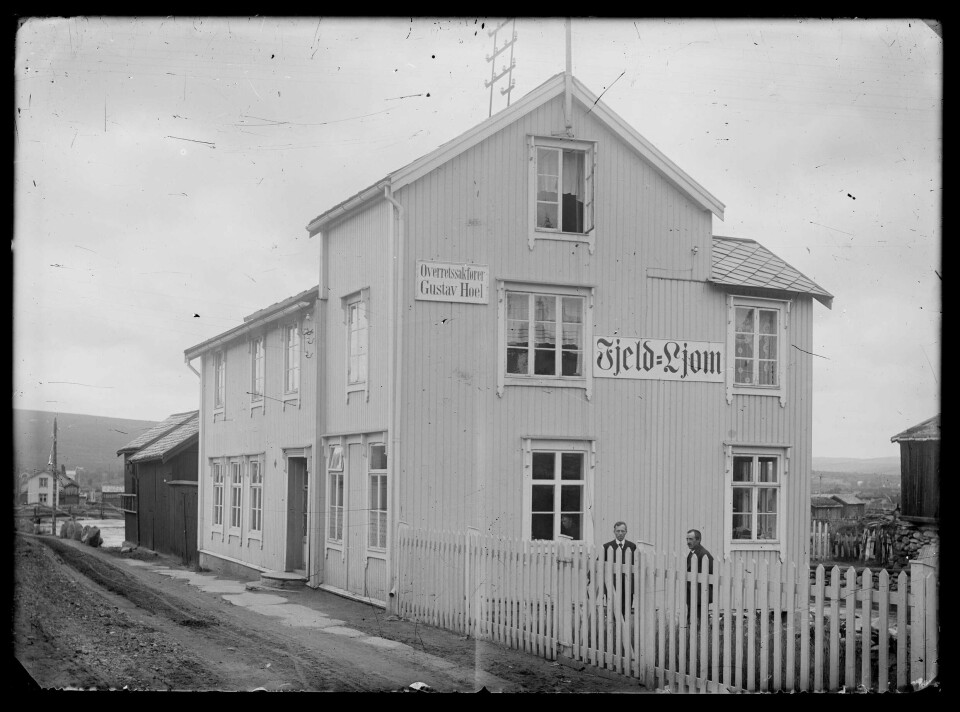 Avishuset Fjeld-Ljom ved Hitterelva, 1917.