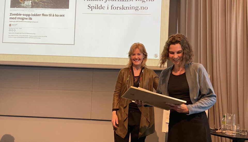 Forskning.no-journalist Ingrid Spilde (t.h) mottok språkpris under PUFF-konferansen. Her med jurymedlem Bjørg Engdahl.