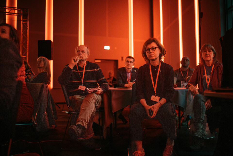 Sergij Tomilenko og Lina Kusj fra det ukrainske journalistforbundet (NUJU), Eva Stabell og Morten Jentoft (NRK) ser på film om ukrainske journalister.