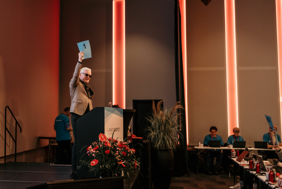 NJ-leder Dag Idar Tryggestad med stemmeseddel nummer 1, viser de fremmøtte hvordan den blå lappen skal holdes.