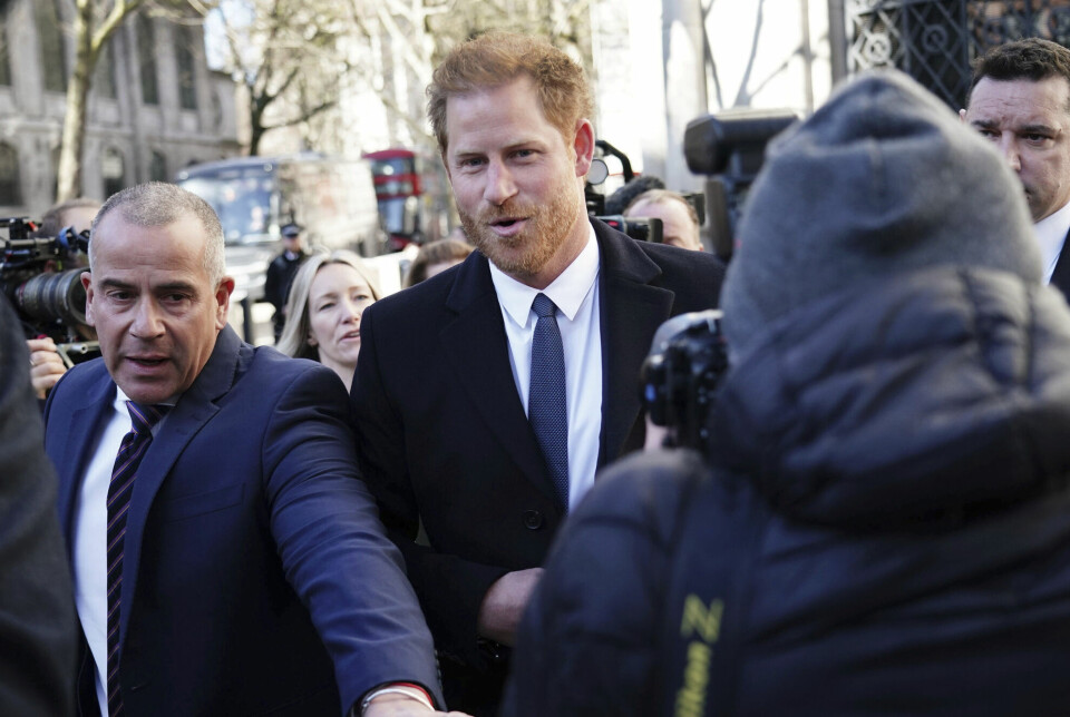 Prins Harry ankommer rettssalen i London mandag. Han er en av flere som saksøker utgiverne av tabloidavisen Daily Mail for brudd på privatlivets fred.