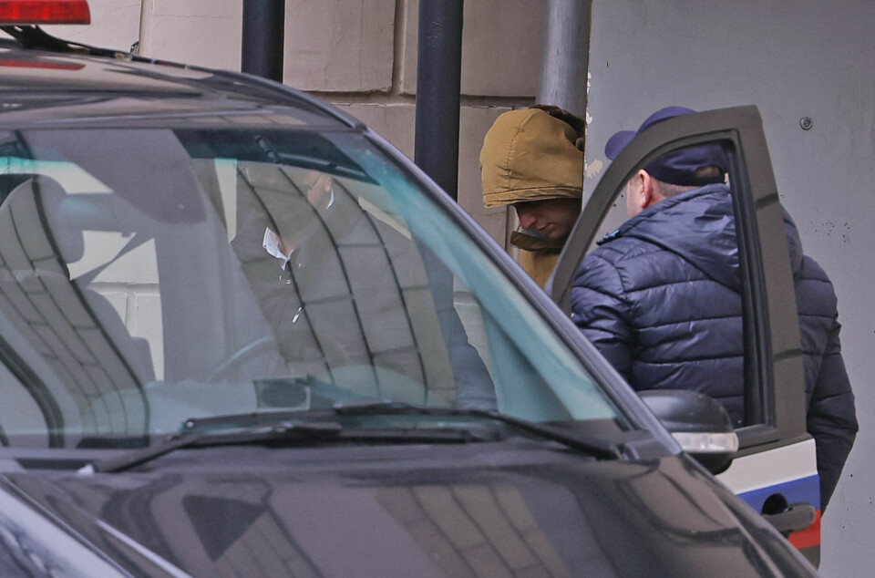 Evan Gershkovich blir ført inn i en bil utenfor retteslokalet i Moskva.