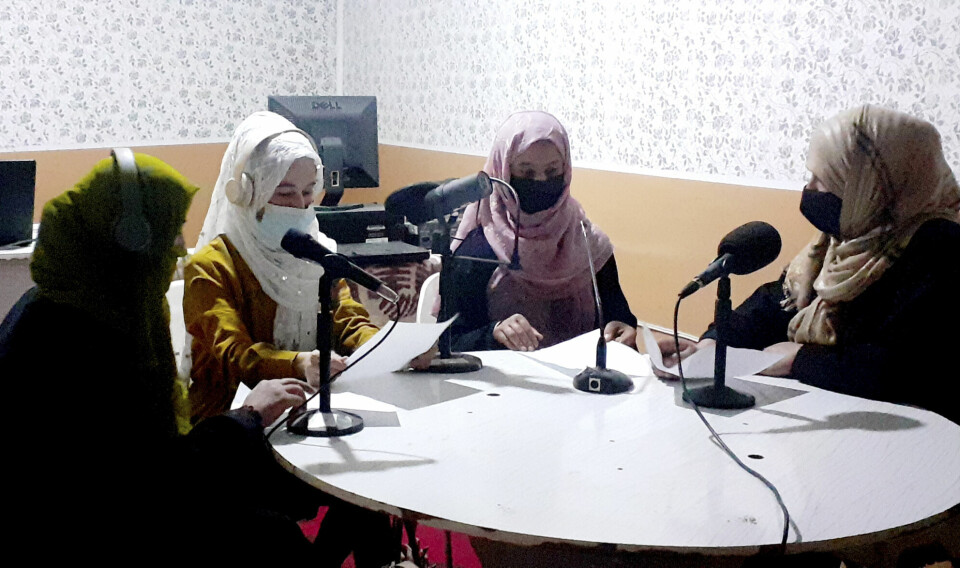 Najia Sorosh (til høyre) i studio sammen med andre ansatte i Sadai Banowan i Badakshan-provinsen nordøst i Afghanistan i mars.