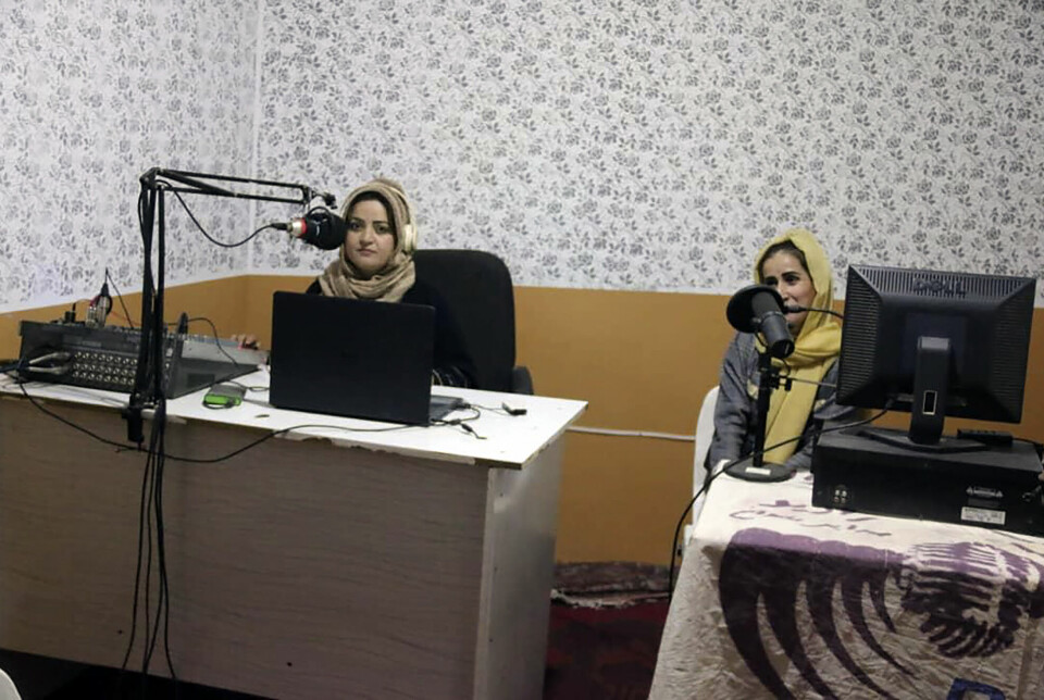 Radiosjef Najia Sorosh (til venstre) forteller at Talibans representanter stengte ned kanalens kontorer tidligere denne uka. Her er hun i studio i Badakshan-provinsen tidligere i år.