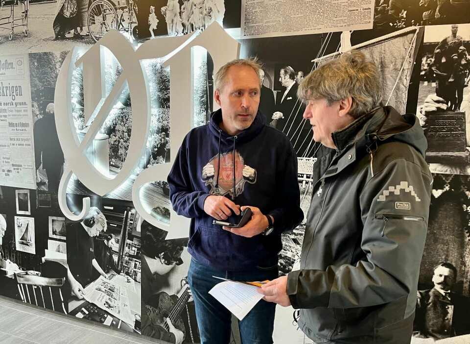 ØPs nyhetsleder Thor Kenneth Løvenfalck tar her imot Morten Sørum som kommer med tips til redaksjonen.