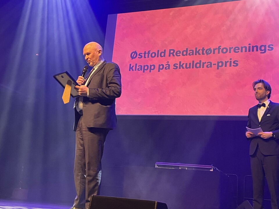 Mangeårig journalist og redaktør Øivind Lågbu tok stolt imot redaktørforeningens Klapp på skuldra-prisen.