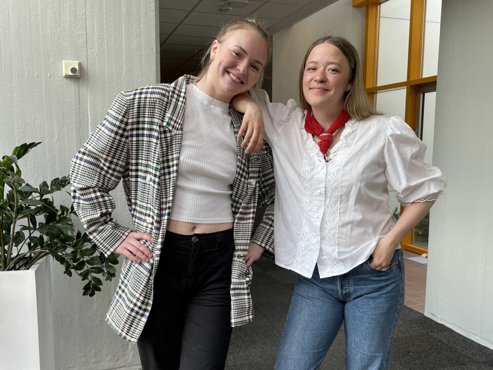 Jonna Dunfjeld-Mølnvik og Nelly Engström startet å jobbe for NRK gjennom Sápmis talentprogram. Nå lager de podkast på sørsamisk.
