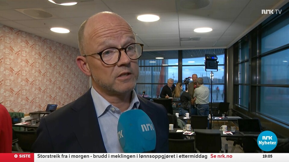 Før pressekonferanse fra meklingen sendte NRK 2 timer og 39 minutter direkte fra presserommet der flere journalister jobbet. FriFagbevegelse-journalist Torgny Hasås er synlig i bakgrunnen.