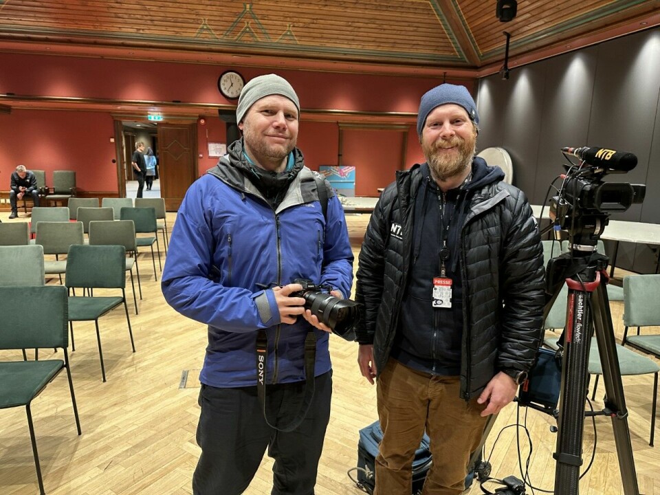 Lars Thomas Nordby (til venstre) er fotograf i NRK og på utveksling hos NTB. Det er fotojournalist Stian Lysberg Solum (til høyre) som er mentoren hans.