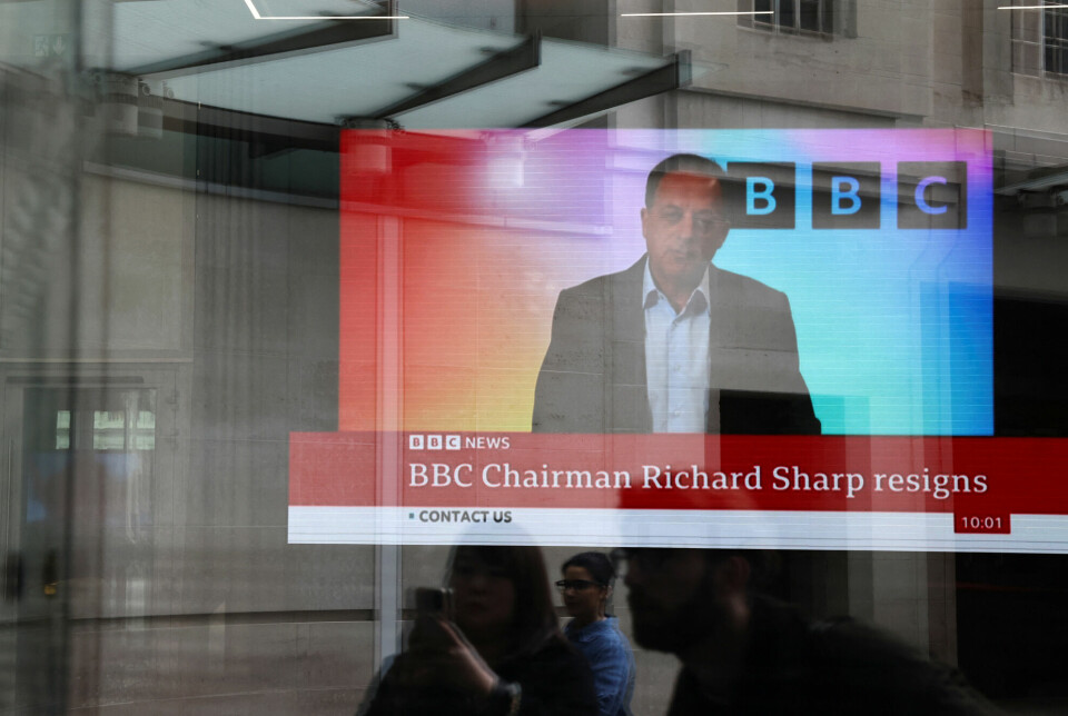 BBCs styreleder går av etter at det har blitt stilt spørsmål rundt hans habilitet. Sentralt i saken står et lån til daværende statsminister Boris Johnson.