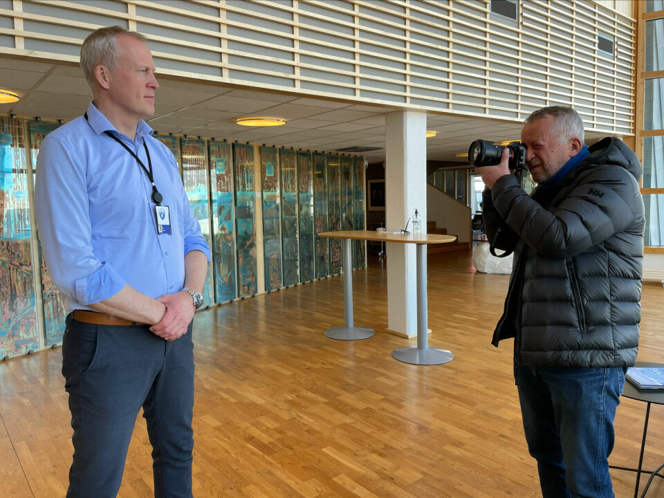 Børre Haugli fotograferer sysselmesteren på Svalbard, Lars Fause.