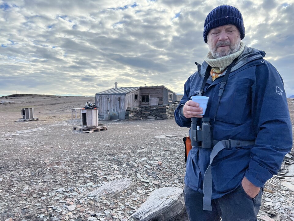 Børre Haugli kommer fra jobben som ansvarlig redaktør i Svalbardposten. Her er han ved krosspynten i Wijdefjorden på nordsiden av Spitsbergen.