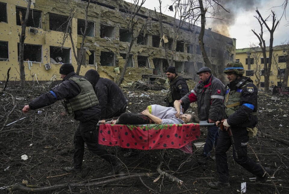 Ukrainske redningsarbeidere og politifolk evakuerer den gravide kvinnen Iryna Kalinina fra et barselsykehus i Mariupol som ble rammet av et luftangrep 9. mars i fjor. Bildet er del av en serie fra AP som ble belønnet med Pulitzer-pris for breaking news-bilder.