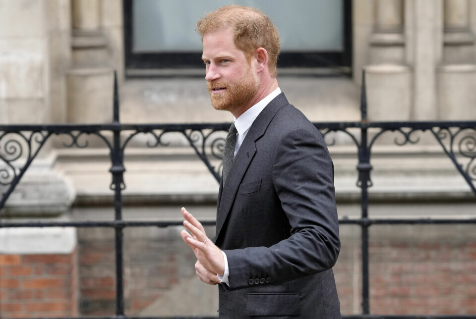 Storbritannias prins Harry forlater et rettsmøte i en sak mot en britisk tabloidavis i mars. Onsdag starter rettssaken mot en annen tabloidavis – Daily Mirror.