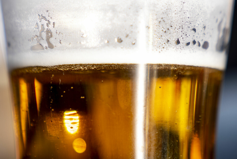 «Man blir ikke inhabil av å ta en øl med noen», skriver Dagbladet-kommentator Martine Aurdal.